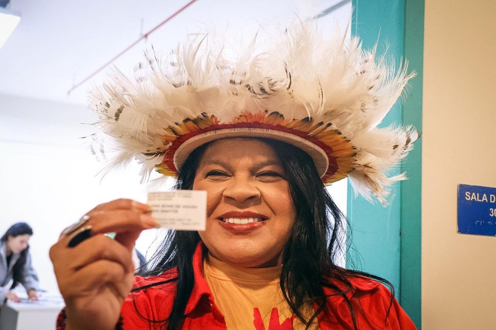 g1's tweet photo. Sônia Guajajara é reeleita deputada federal; ela foi a 1ª mulher indígena eleita por SP para a Câmara https://t.co/68iMQzDTpj #apuração #eleição2026 https://t.co/5T6cQvTzO9