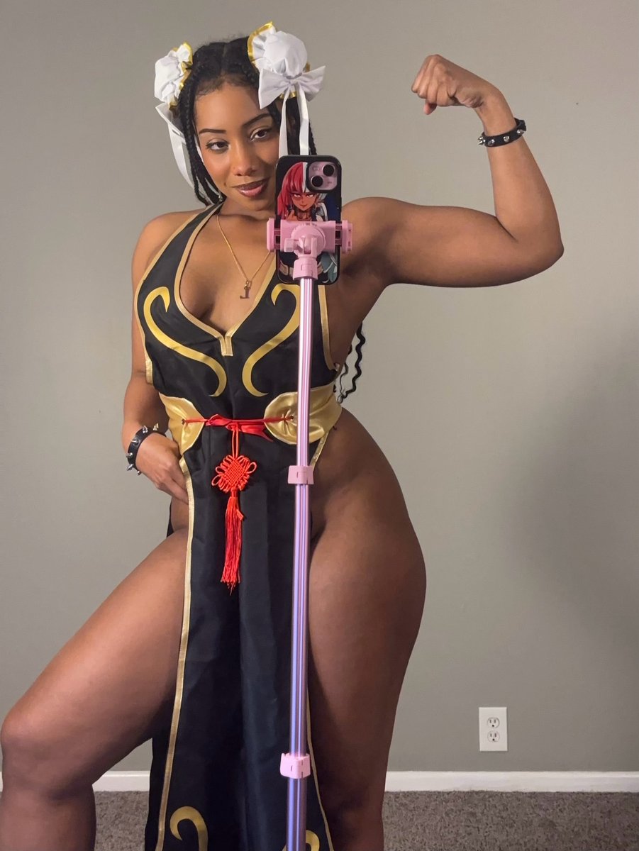 Lillipie101's tweet photo. Going to the gym literally saved my life, I feel like it’s the BEST place for me to think and get inspired for every single aspect of my life man

And it helps me feel confident in my cosplays, which is an amazing form of expression😭🫶🏾 https://t.co/3A67hD7Ht5