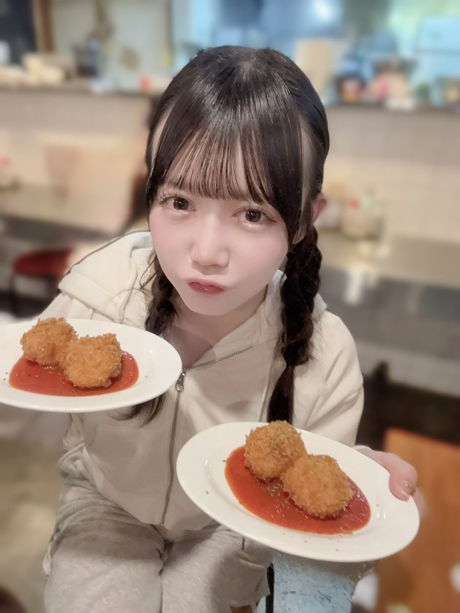 Rinka_icsc's tweet photo. おはよー！朝ごはんにカニクリームコロッケ4ついかがかに〜？🦀︎🦀 https://t.co/N5vfD38GoW