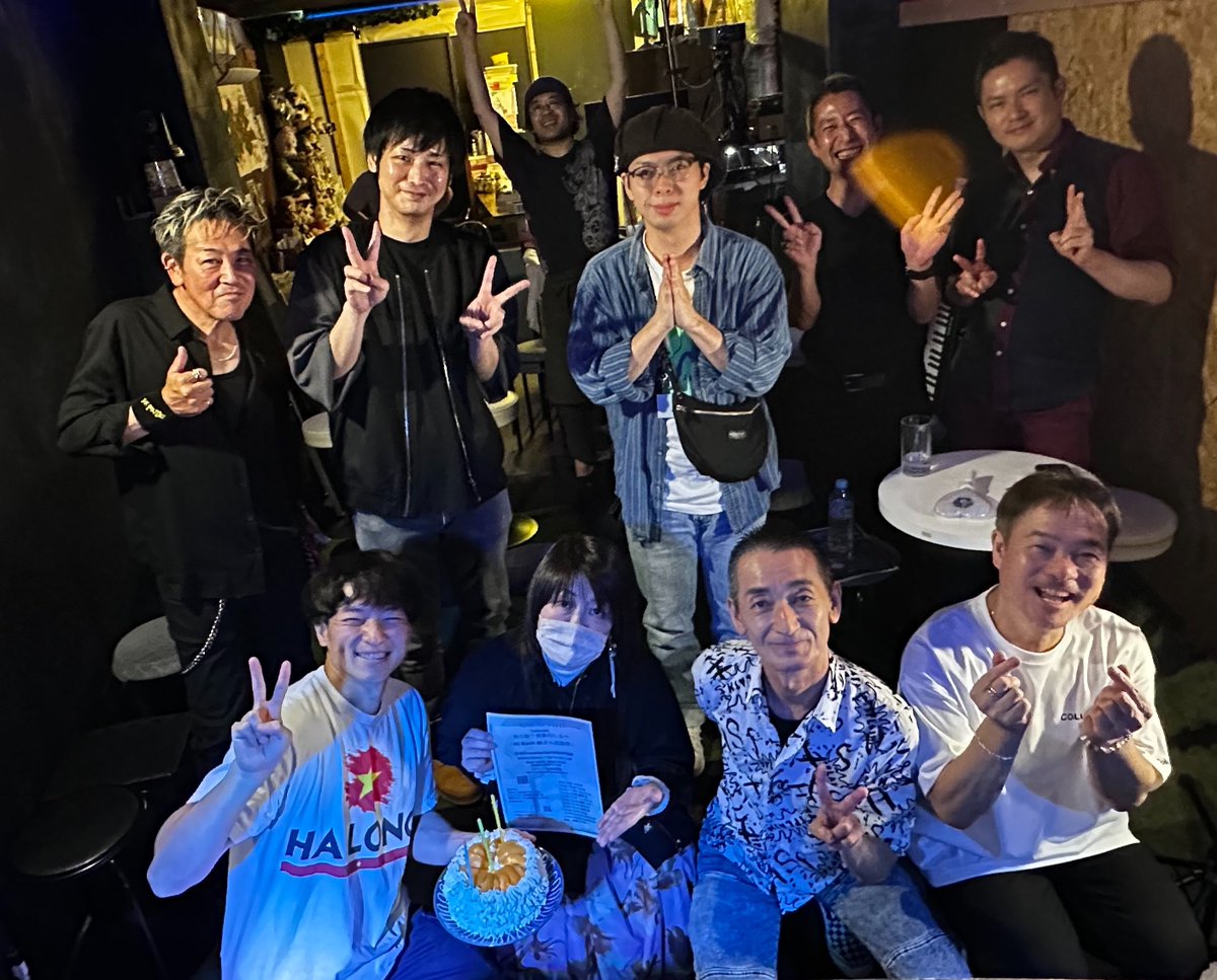 musicaTAKAITOW's tweet photo. 【男だらけの大誕生日宴会‼️】
昨日はキバインミーさんのお誕生日も近く、
みんなでお祝い🥂
というか、来週から年末にかけてビッグなイベントたくさん出る方ばかりで、
みんなの宣伝にもなって良かった1日。
ゆっかさんのイベントは盛り上がる‼️
キバ様これからもどうぞよろしく‼️‼️ https://t.co/ZJeFOC45Zw