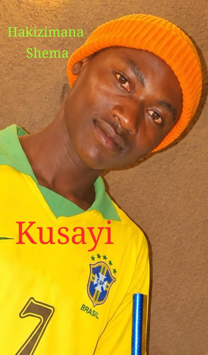 utamputazadaaa's tweet photo. GUTABAZA:Itsinda ry'Ibihazi nyambukiranya turere tune
-----------------------------------

Ba nyakubahwa muri @Rwandapolice ,@RwandaEast , @KayonzaDistrict , @RwamaganaDistr na @NgomaDistrict abaturage barabatabaza ko bazengerejwe n'itsinda ry'ibihazi riyobowe n'igihazi gikuru kitwa HAKIZIMANA Shema.Ku bubasha n'ubushobozi mutabare abaturage Kandi iryo tsinda ntiryananirana🙏.

Muri make hari umuturage yanyoherereje ubwo butumwa buherekejwe n'ifoto y'umusore bumeze gutyo:

"Uyu musore yitwa HAKIZIMANA Shema (Kusayi) akuriye itsinda ryazengereje abantu mu Murenge wa Rwinkwavu Akarere ka Kayonza. Iri tsinda riba ryitwaje ibikoresho gakondo rigatega abagenzi mu muhanda Kabarondo- Rwinkwavu no munkengero zawo, ryibasira akenshi abagenda n'amaguru ndetse n'abari kuri moto rikabambura hakoreshejwe gukubita, gukomeretsa ndeste no kwica, amakuru atangwa ni uko akunda kugendagenda ahantu hatandukanye: 
1) Rwinkwavu (Mbarara Mutembo- Gacaca- Gahushyi-Kingogo, Gihinga-Akayebe, Nyankora mutubari dutandukanye) 
2) Kabarondo- Rusera ( Mutubari dutandukanye) 
3) Remera ku Giturusu
4) Nyamirama- Rurambi-Musumba
5) Kayonza- Gasogororo
6) Rwanagana- Kigabiro
Kubufatanye na Police n'inzego zibanze bamwe mubagize itsinda akuriye bamaze gufatwa". 

Nukuri mufashe abaturage kuko ikigaragara bakoze itsinda rinini nyambukiranya turere.Bivuze ko ziriya mpfu duhora twumva ziba zagizwemo uruhare n'iryo tsinda.

Ngayo nguko!