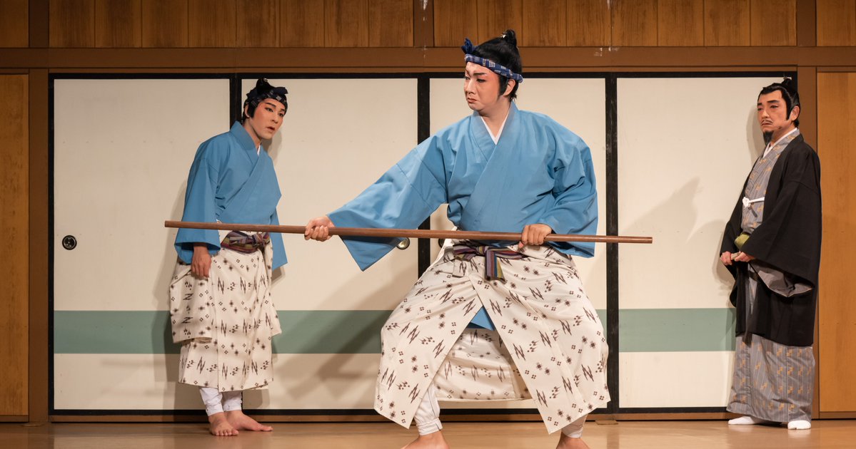 okinawanplayja's tweet photo. 🎭 得意の棒術を披露する家来。
沖縄の伝統喜劇「棒しばり」より。

次の舞台写真もフォローでどうぞ
📍那覇/国際通り
公演日程・チケットはプロフィールのリンクから

#沖縄芝居 #沖縄観光 #那覇 https://t.co/h2EWXDktJE