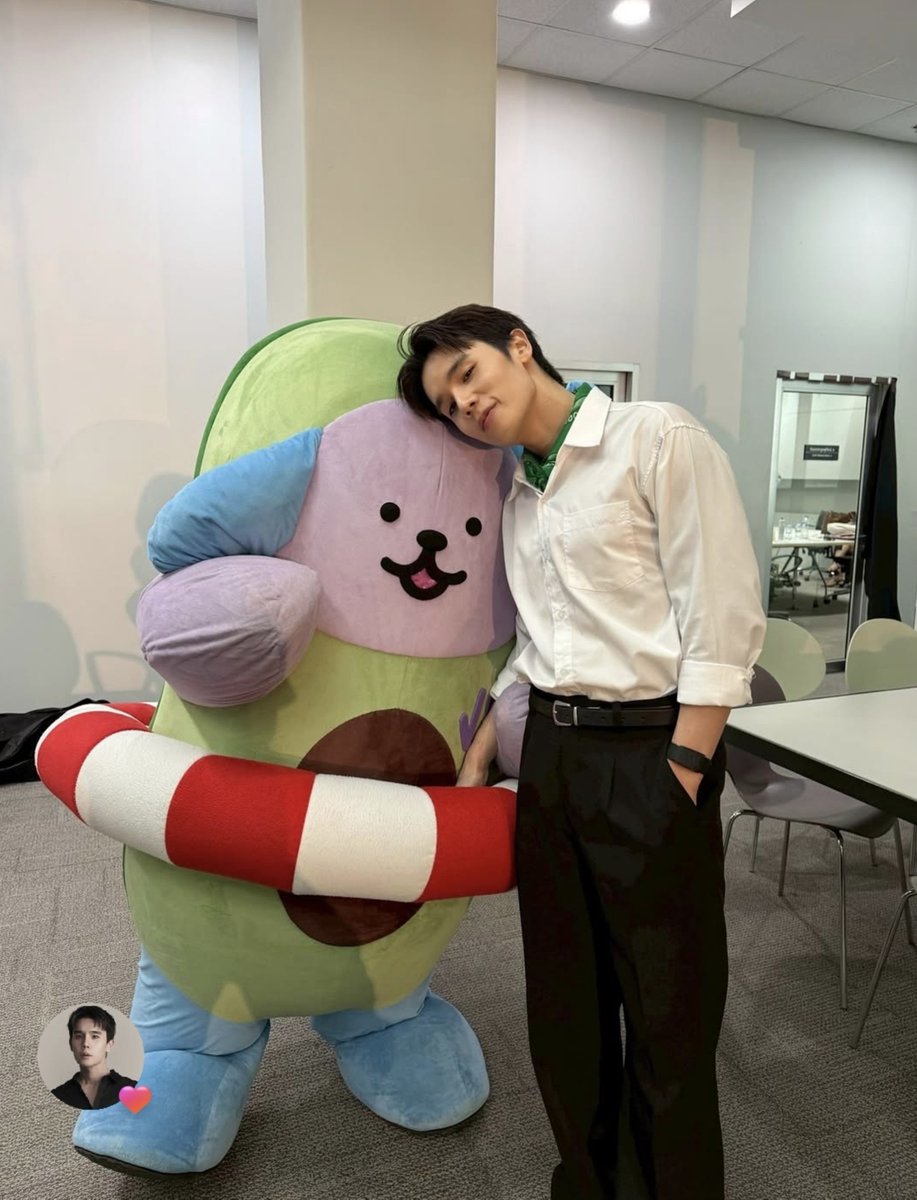 starsyjs's tweet photo. papa jimmy leaning on cean like this 🥺🫳🏻 https://t.co/CZ9GwAkBZk