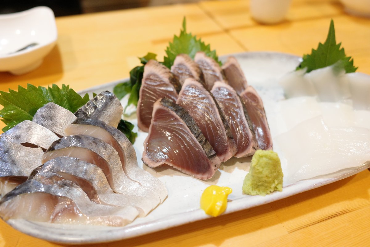 hatsu823's tweet photo. 全日本酒好きのみなさんに行ってほしい穴場。溜池山王「日本酒と肴 ひらやま」

店内のお酒全部飲み放題で3時間、料理8品のコースが5500円の破格。それにしても日本酒のラインナップがすごい。これ全部飲み放題でいいの？って心配になっちゃう。
お料理もお刺身からお肉料理、揚げ物までガッツリ満足。小さな空間なので貸し切りでワイワイ楽しむのもおすすめ。