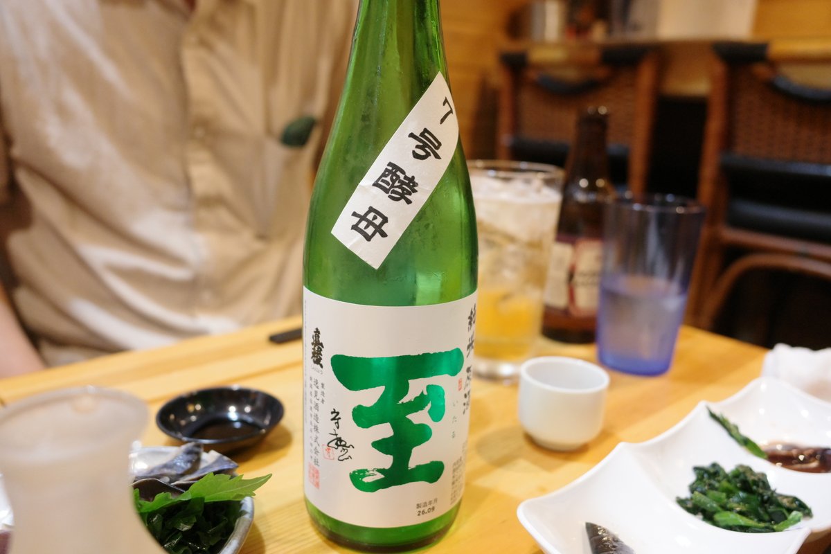 hatsu823's tweet photo. 全日本酒好きのみなさんに行ってほしい穴場。溜池山王「日本酒と肴 ひらやま」

店内のお酒全部飲み放題で3時間、料理8品のコースが5500円の破格。それにしても日本酒のラインナップがすごい。これ全部飲み放題でいいの？って心配になっちゃう。
お料理もお刺身からお肉料理、揚げ物までガッツリ満足。小さな空間なので貸し切りでワイワイ楽しむのもおすすめ。