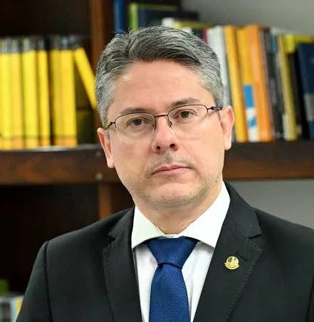 2026Enquetes's tweet photo. 🚨😱 URGENTE 

Alessandro Vieira é reeleito Senador pelo estado de Sergipe. https://t.co/4YL8ygN4ik