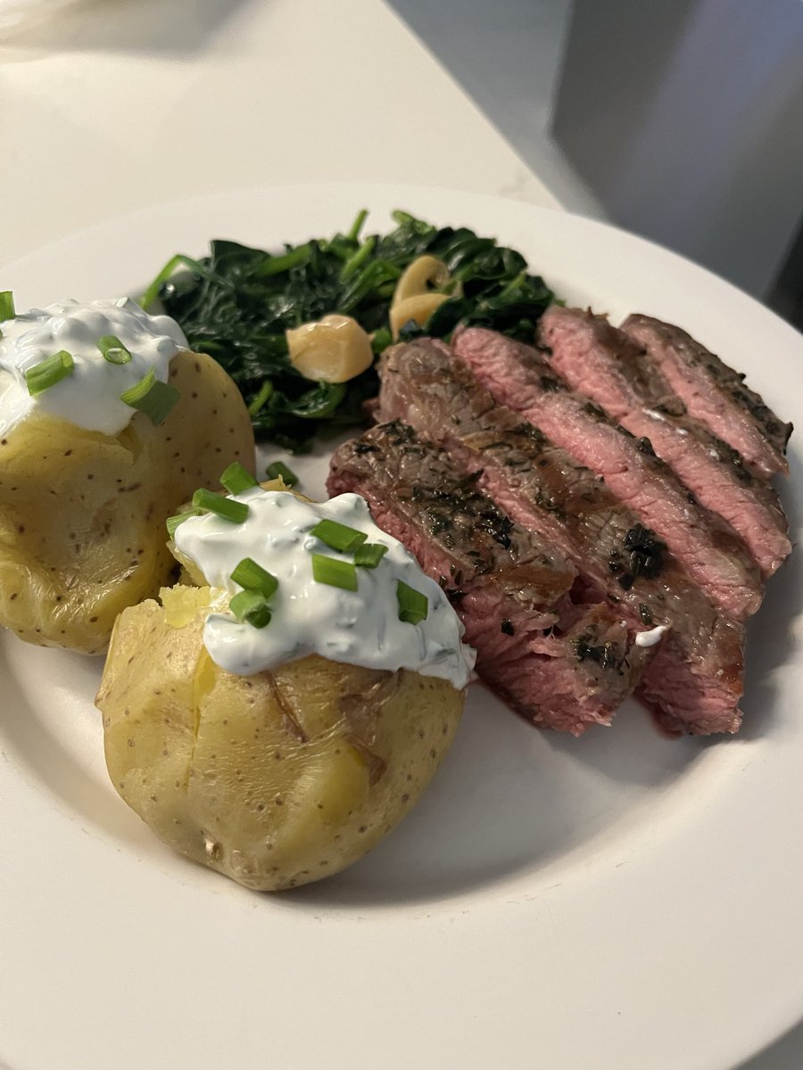 JojoRussellvine's tweet photo. Relaxing night with hubby. My favorite thing to do is grilling ribeye and pairing it with a nice red wine. Cheers, friends. https://t.co/iNQ0hqaVEb
