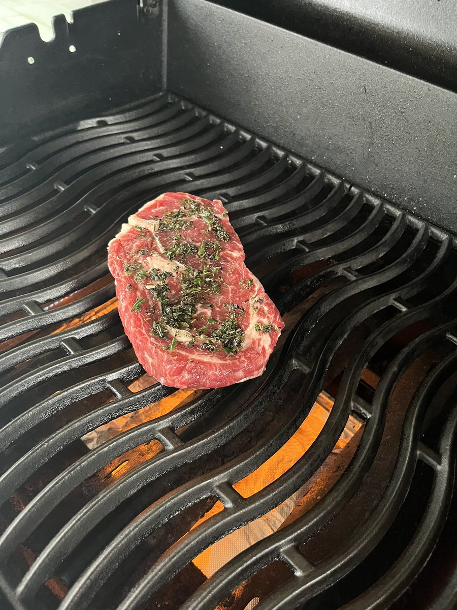 JojoRussellvine's tweet photo. Relaxing night with hubby. My favorite thing to do is grilling ribeye and pairing it with a nice red wine. Cheers, friends. https://t.co/iNQ0hqaVEb
