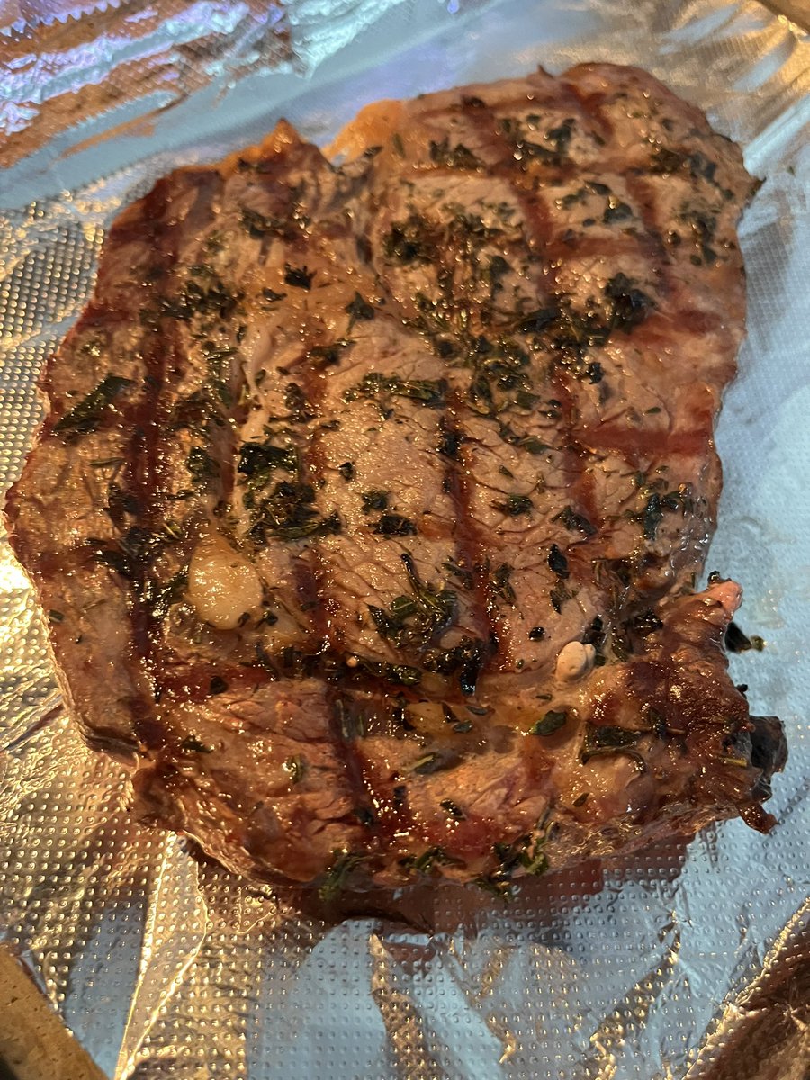 JojoRussellvine's tweet photo. Relaxing night with hubby. My favorite thing to do is grilling ribeye and pairing it with a nice red wine. Cheers, friends. https://t.co/iNQ0hqaVEb