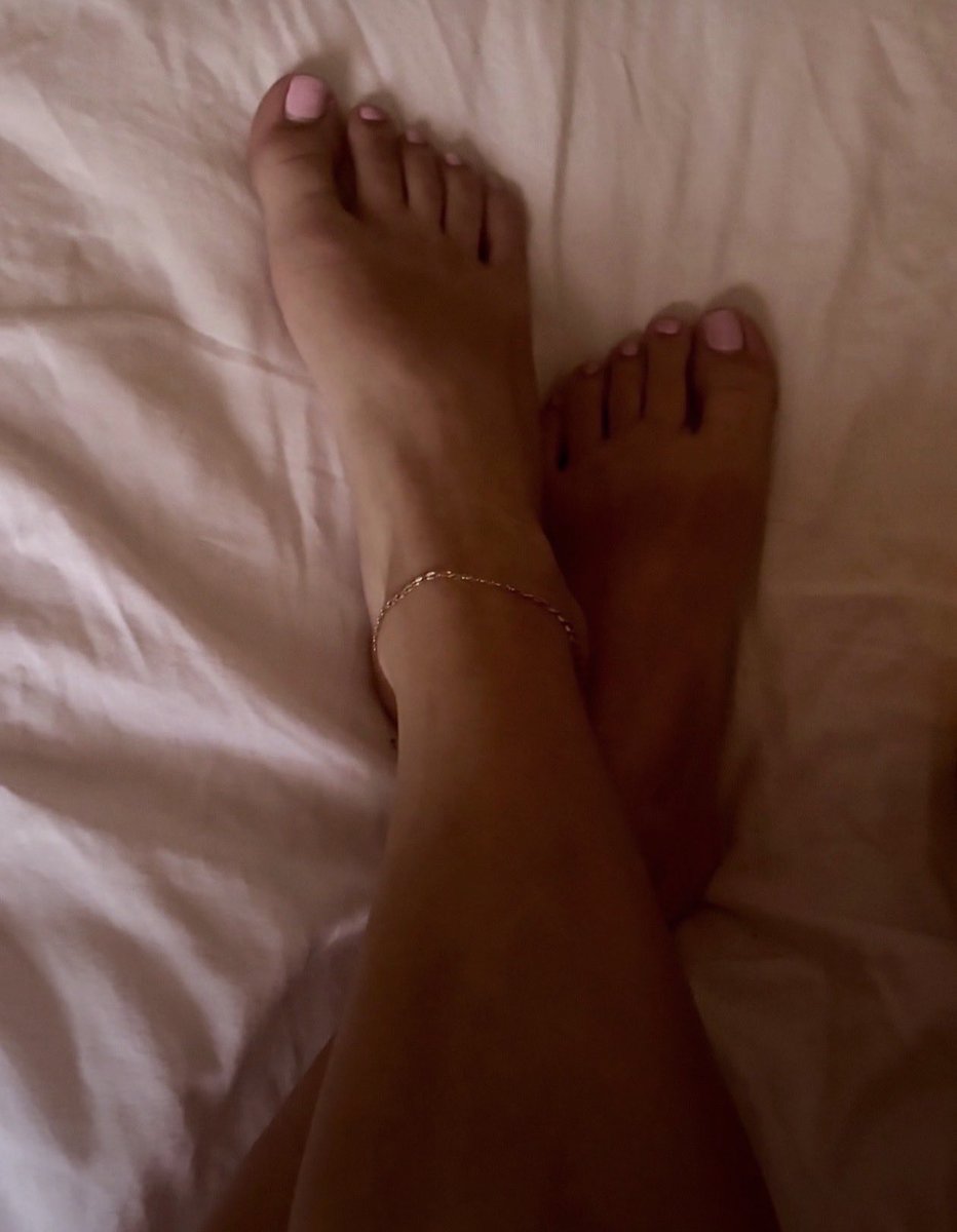 loveprincessvic's tweet photo. That’s it… let that control slip as you stare at my feet…

Start sending while you stare until you’ve expressed your appreciation enough… and then once more 🪩💋

Spend every minute thinking about princess and how you can please her

Disappoint me &amp; you get the 2nd pic 🫵 https://t.co/OsIj0HGwje