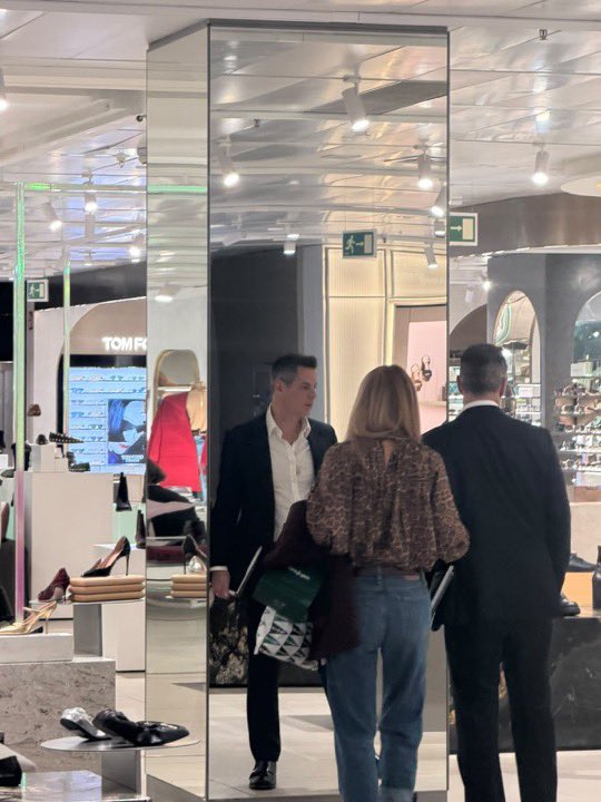 jorgegogdl's tweet photo. El senador morenista @alejandromurat captado de compras en la tienda “El corte Inglés” en Madrid donde anda de vacaciones mostrando la austeridad republicana mientras pasea con su esposa Ivette Morán. https://t.co/5ChN9hPUUM