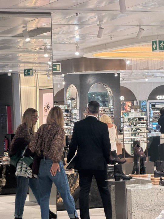 jorgegogdl's tweet photo. El senador morenista @alejandromurat captado de compras en la tienda “El corte Inglés” en Madrid donde anda de vacaciones mostrando la austeridad republicana mientras pasea con su esposa Ivette Morán. https://t.co/5ChN9hPUUM