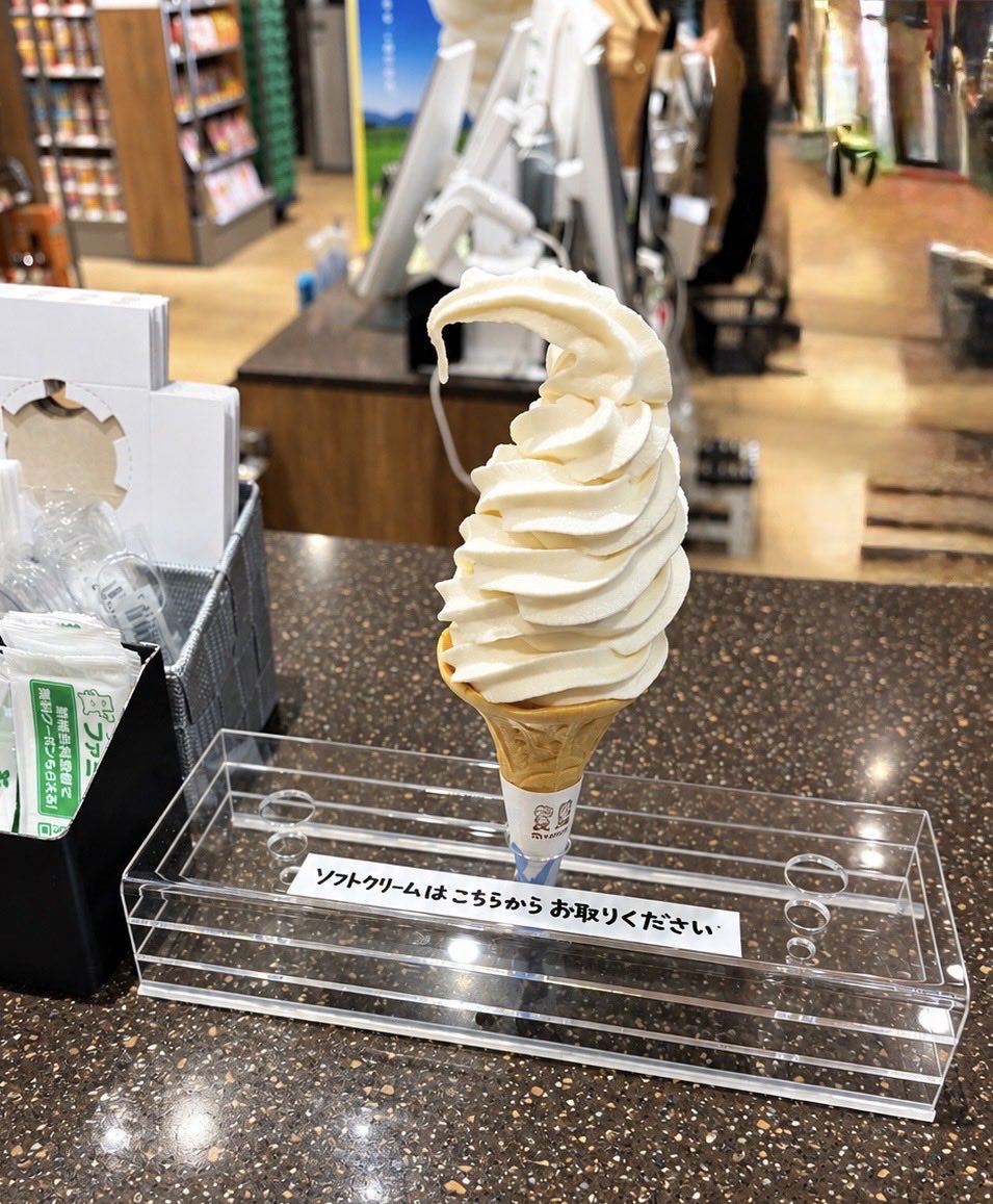 NANA7TEN10's tweet photo. これ内緒なんですけど豊洲で「幻のソフトクリーム」が食べられるの知ってる？

その名も「ギガ盛りソフト」

食べられるファミマは本州にたった4店舗しかないらしくそのひとつが「ファミマ!! 豊洲ベイサイドクロス店」

「ギガ盛りって言ってもソフトクリームでしょ？」って思うかもだけど

出てきた瞬間店員さんも笑ってるくらいマジでデカい（画像じゃ伝わらない）

しかもイートインスペースもあるから
子供と一緒に行ったらめっちゃ喜んでた

こんな身近な場所で無限ソフトクリームできるとは知らなかった