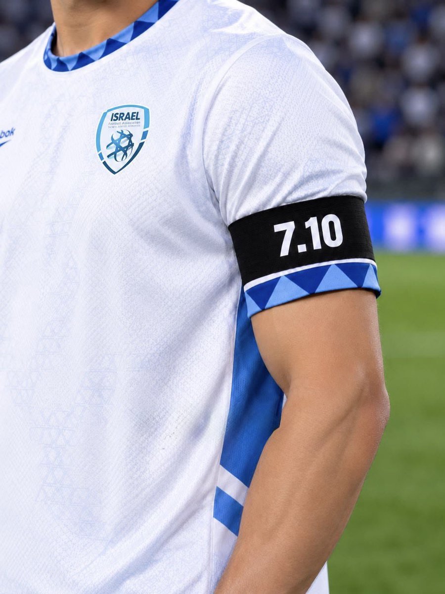 plexaleOK's tweet photo. La UEFA aprobó la solicitud de la Asociación de Fútbol de Israel y la selección israelí saldrá esta noche al partido contra Irlanda con brazaletes negros en memoria de los asesinados en la masacre del 7 de octubre.

Que su memoria sea bendecida. 🕯️ https://t.co/JmROYSZDjl