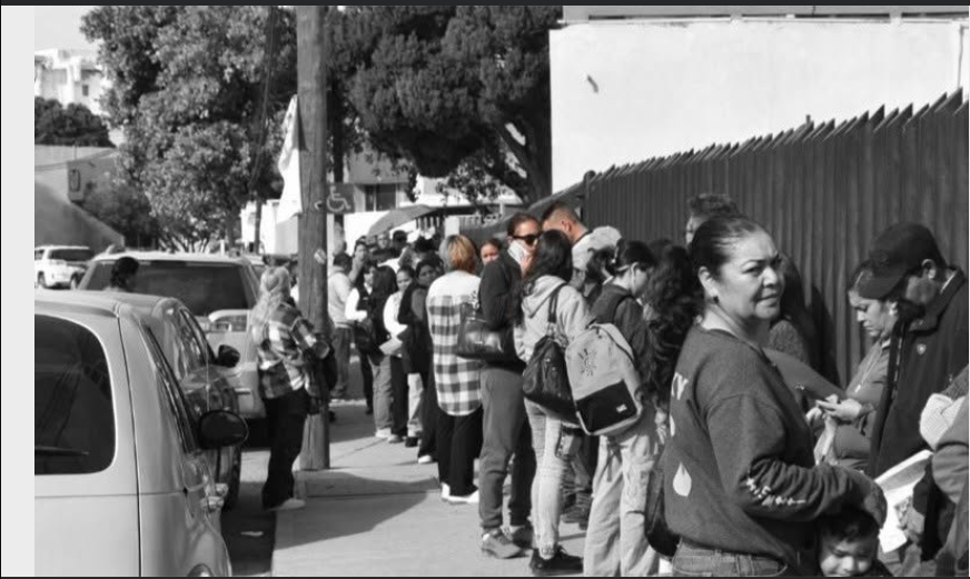 jlsabori's tweet photo. @LOVREGA Tipicas filas de espera en el IMSS. https://t.co/AkPI97FGHN