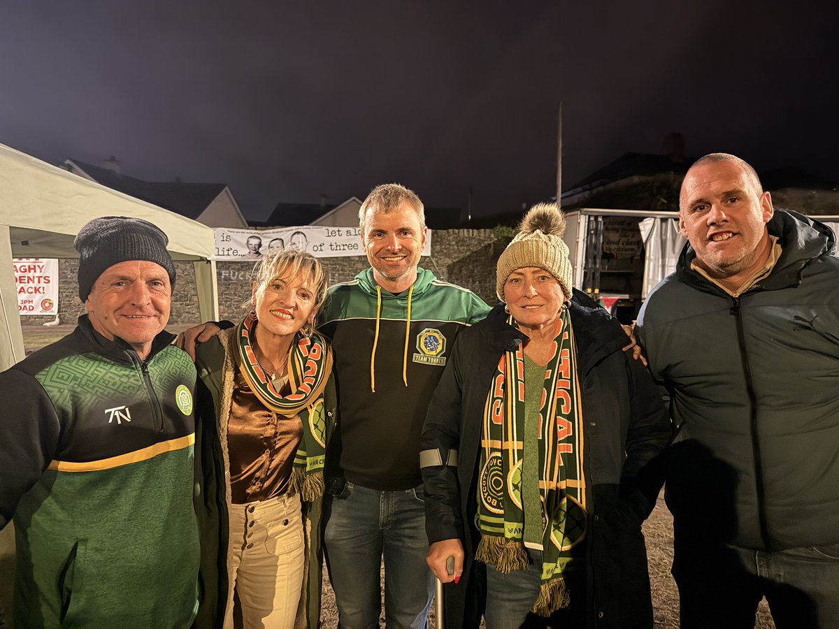 M_AndersonSF's tweet photo. On the Garvaghy Road when @KNEECAPCEOL walked with @Seeleycat , giving a real lift to residents and everyone standing in solidarity

Probably the closest I’ll ever get to the band 🇮🇪

Thank you for standing with the residents when it mattered most. ✊

#GarvaghyRoad #NoGoingBack https://t.co/JgYOIFrKcb