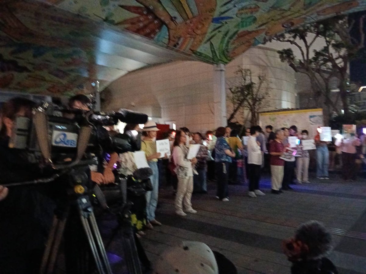 mittan0418's tweet photo. 悔しくて、情けなくて、胸がかきむしられる。この怒り、みんなで日本政府、アメリカ軍、アメリカ政府にぶつけよう。昨日、たくさんの方が沖縄県庁前に集まった様子の写真を友人からもらいました。
#もう基地はいらない
#いつまで米兵に怯えなきゃいけないんだ
#日本政府は今すぐ基地撤去に取り組め https://t.co/5yjpYm0RWT
