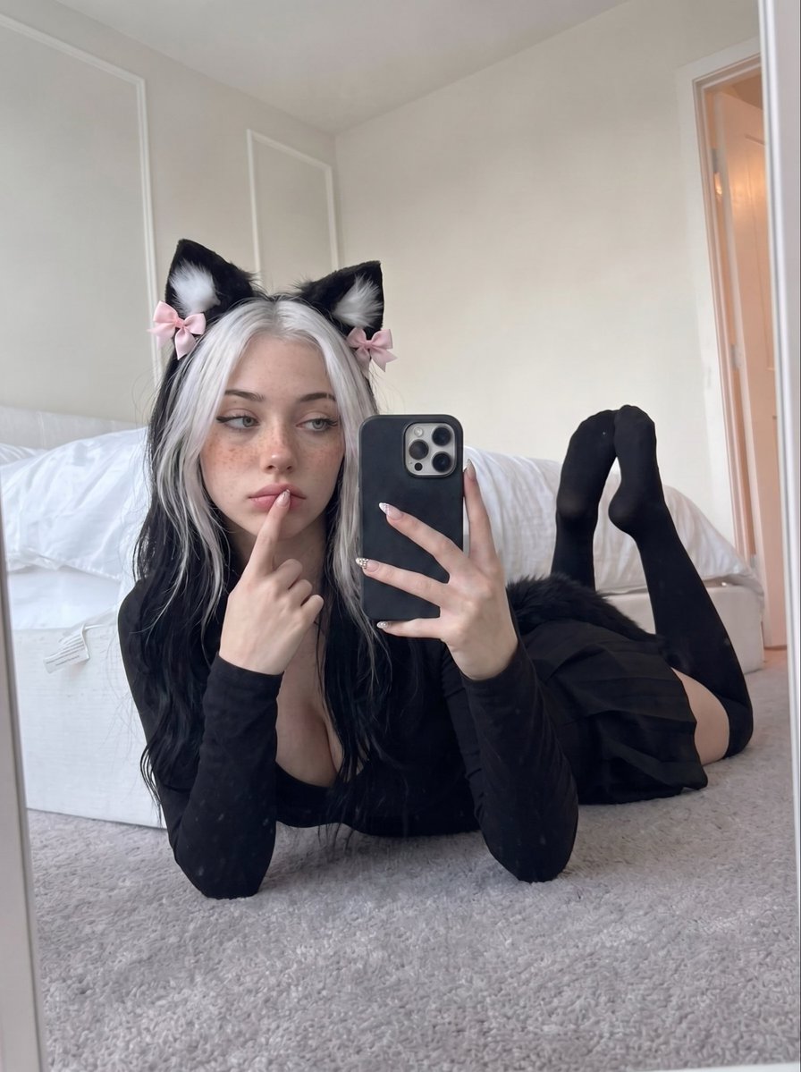 itzAriaWolfe's tweet photo. Is it true that guys prefer goth girls? https://t.co/OzEkJ2sL96