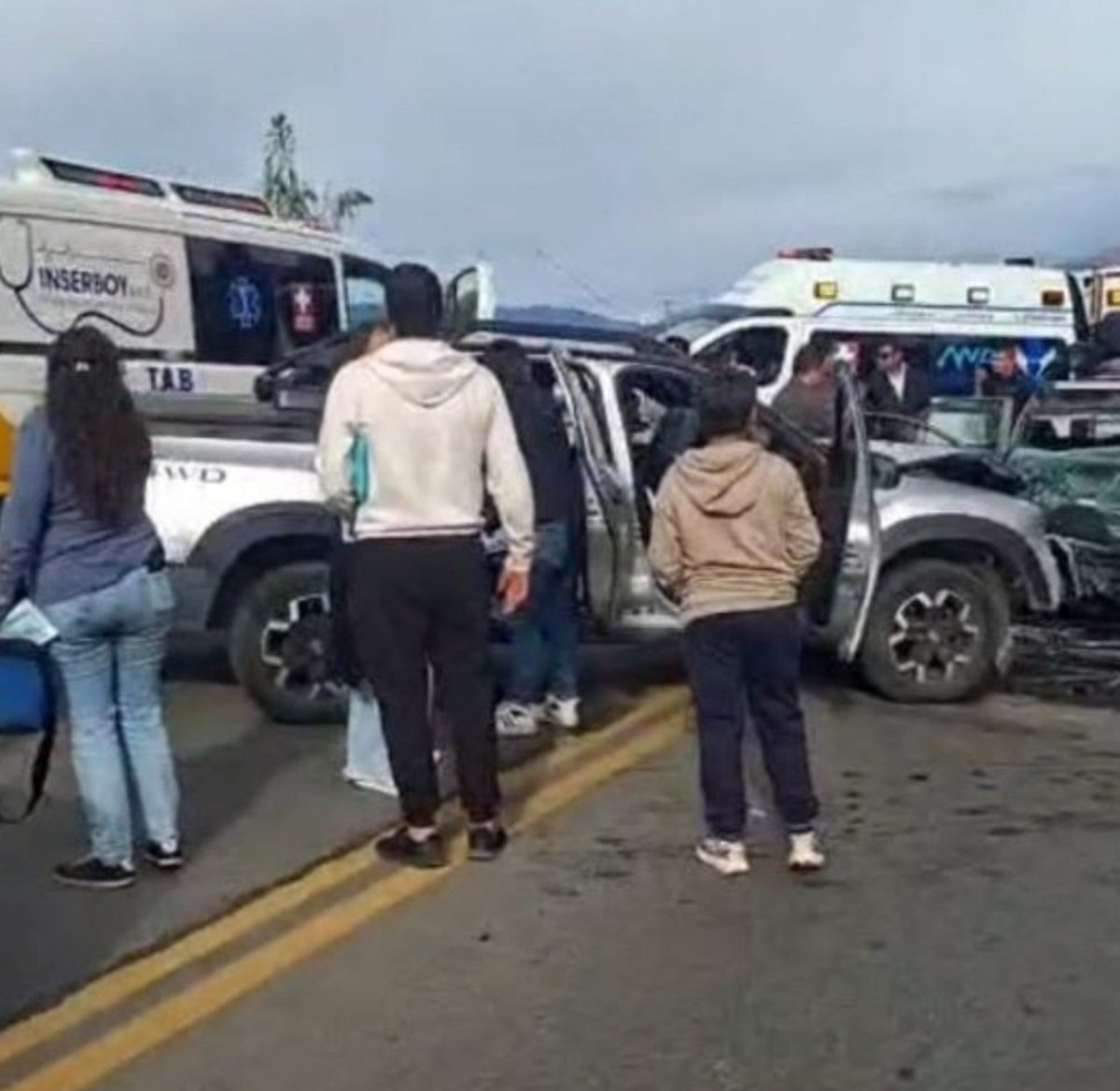 CaracolRadioTun's tweet photo. #Atención | Ocho personas resultaron heridas en un siniestro vial cerca del cementerio Jardines de la Esperanza donde se vieron involucrados tres vehículos. Los lesionados fueron trasladados a hospitales de #Duitama, #Sogamoso y a la Clínica El Laguito. https://t.co/e5ZDwPRyn6