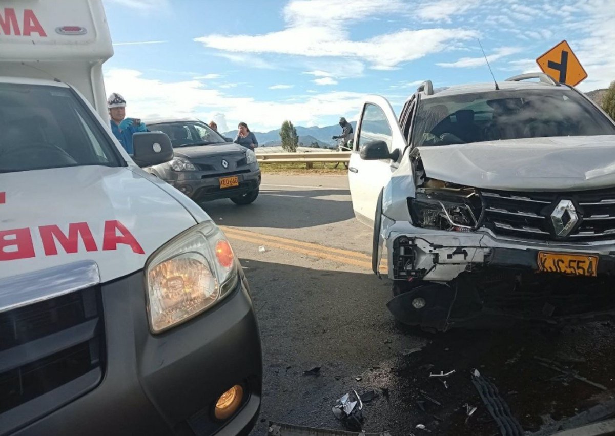 CaracolRadioTun's tweet photo. #Atención | Ocho personas resultaron heridas en un siniestro vial cerca del cementerio Jardines de la Esperanza donde se vieron involucrados tres vehículos. Los lesionados fueron trasladados a hospitales de #Duitama, #Sogamoso y a la Clínica El Laguito. https://t.co/e5ZDwPRyn6