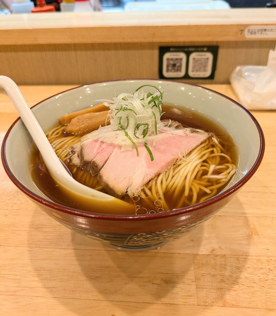 ryunotani8899's tweet photo. １０／５(月)
おはようございます

レギュラーそろってます🍜
（自家製麺）

数量限定
鰹と昆布と鶏中華蕎麦
限定②
（中沢製麺謹製）

鶏の葱ソースご飯
現金５００円

※夜の部予定してます
酢橘有る分だけサービスです
本日もお待ちしてます🍎 https://t.co/Dogsuko4u6