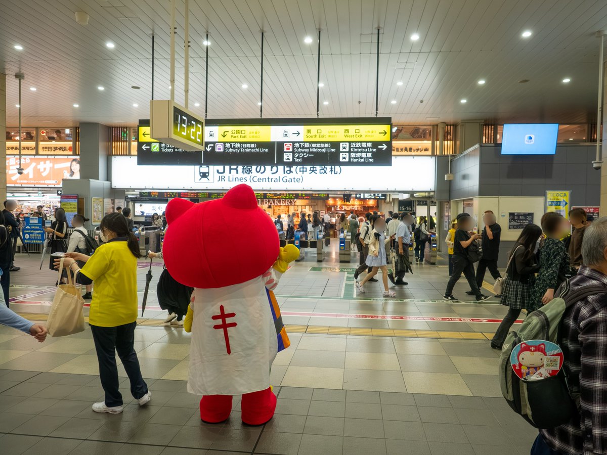 JATA_Osaka's tweet photo. 当日は小雨ぱらつくあいにくの天気でしたが、ポケットティッシュ3,000個など、啓発グッズをたくさん受け取っていただきました。

シールぼうやって何のキャラクター？

と興味をもっていただけたり、少しでも啓発することが出来たのかなと思っています☺

#シールぼうや
#結核呼吸器感染症予防週間 https://t.co/FrQaqV7kvD