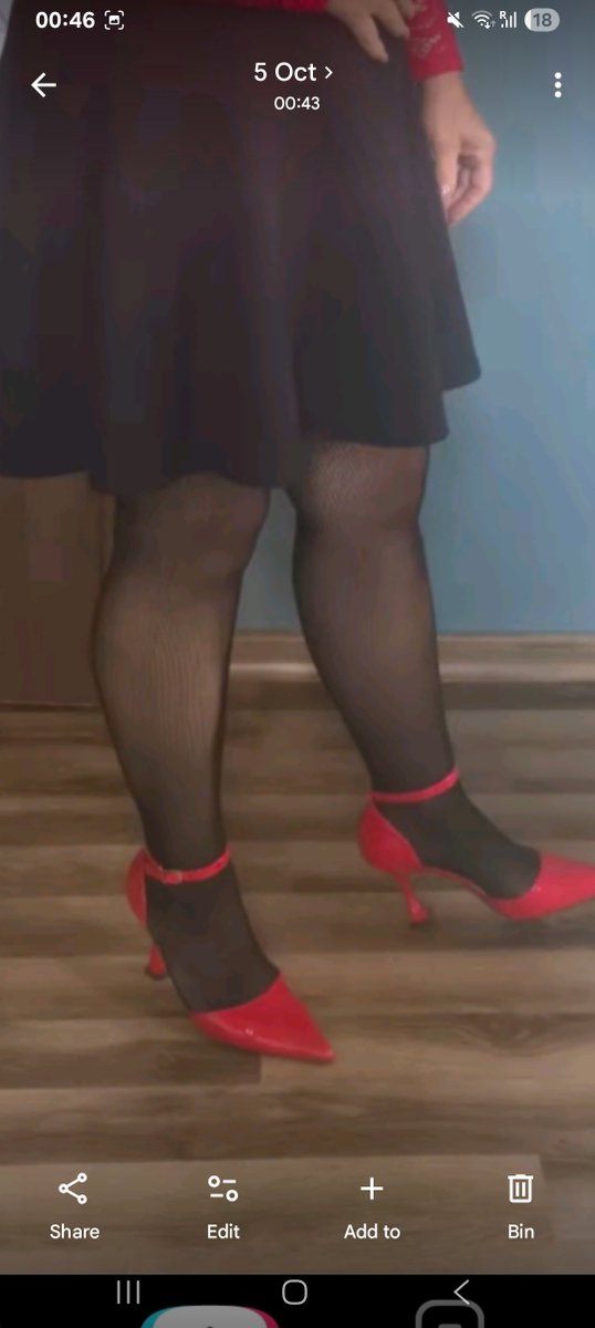 AlanIceland's tweet photo. Omg sexy legs in aexy tights ❤️❤️❤️ https://t.co/jSyP1mJDiW