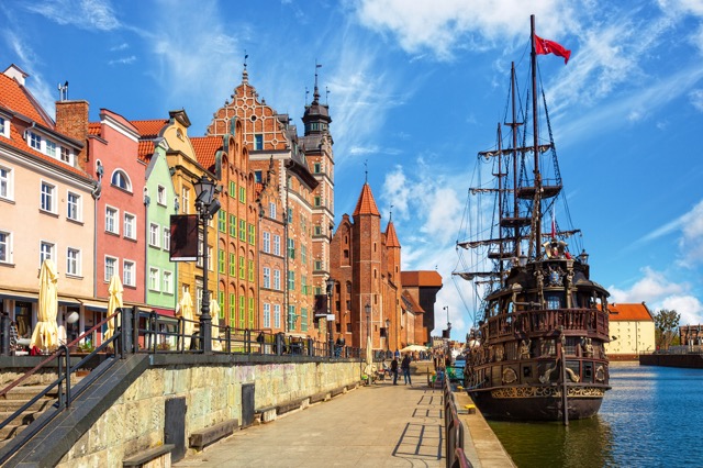 euro_tour's tweet photo. 🇵🇱中世が香るバルト海沿岸の港町、ポーランドのグダンスクが美しい✨（Tabizine）　1000年以上の歴史を誇り、14世紀にはハンザ同盟の一員として繁栄しました。古都クラクフと並び称されるポーランドで最も美しい街のひとつ。
👉https://t.co/cdMJM7rIvc
➡ポーランドのホテル：https://t.co/3Ast7CKWIO https://t.co/brhIhCKtmJ