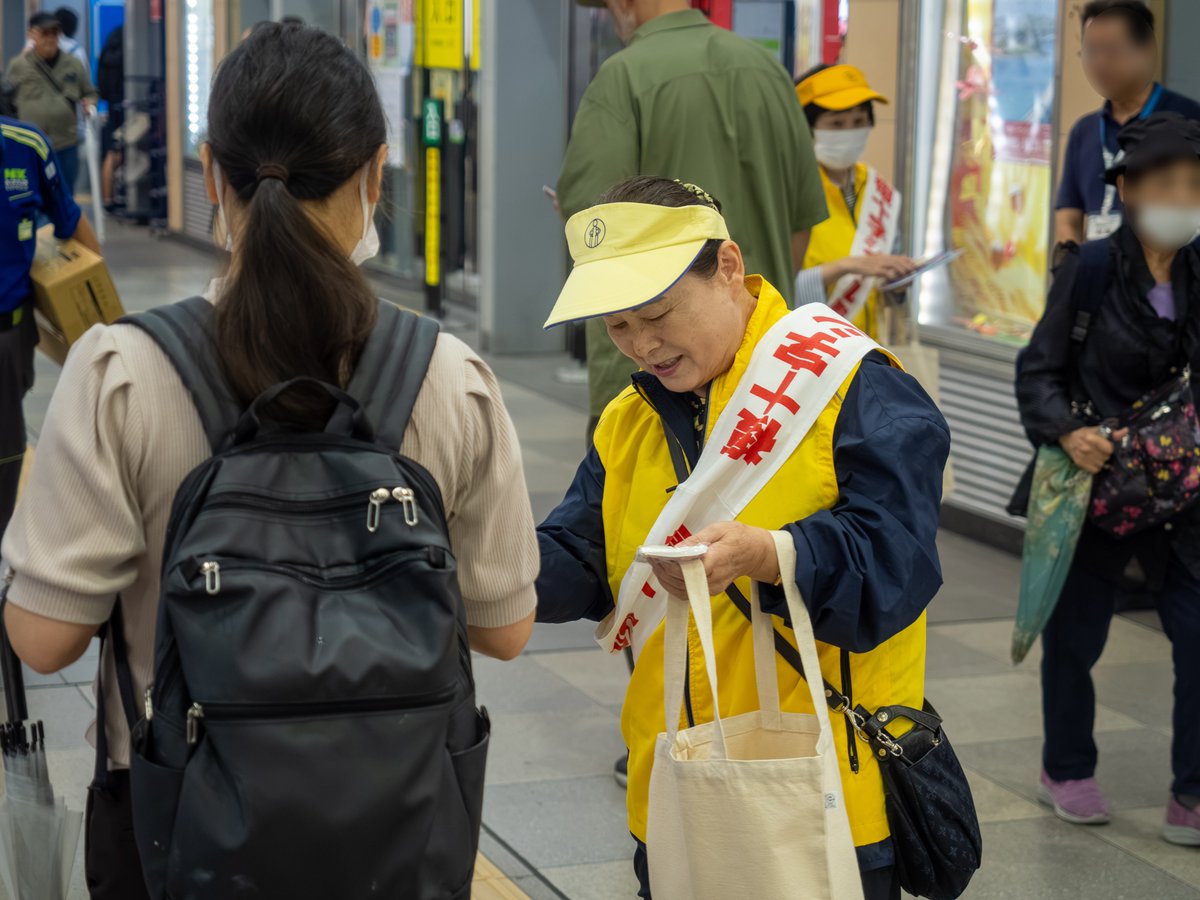 JATA_Osaka's tweet photo. 9/29、JR天王寺駅中央コンコースにて、大阪市地域女性団体協議会の皆さまと全国一斉複十字シール運動キャンペーンを実施いたしました。

#シールぼうや
#結核呼吸器感染症予防週間
#大阪府結核予防会 https://t.co/70qcVGS9R0
