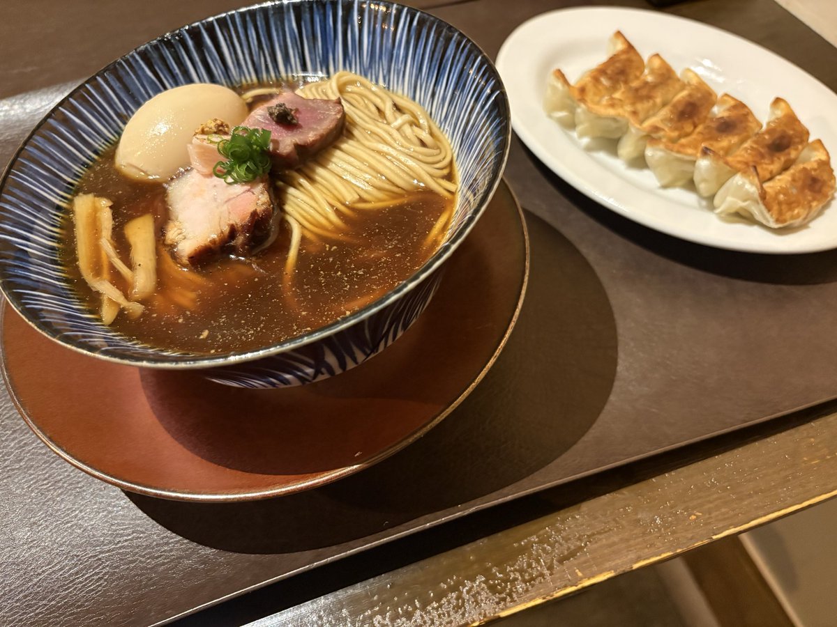 mendocoroaono's tweet photo. 本日メニュー
醤油らぁめん
塩らぁめん
季節限定
味噌らーめん

限定
多重多重重ね出汁中華そば
昨日の限定鴨スープそこに伊勢海老，ホタテ，松茸重ねに重ねました。

本日お昼営業のみとなります。
よろしくお願い致します。 https://t.co/hqFkC6BBhR