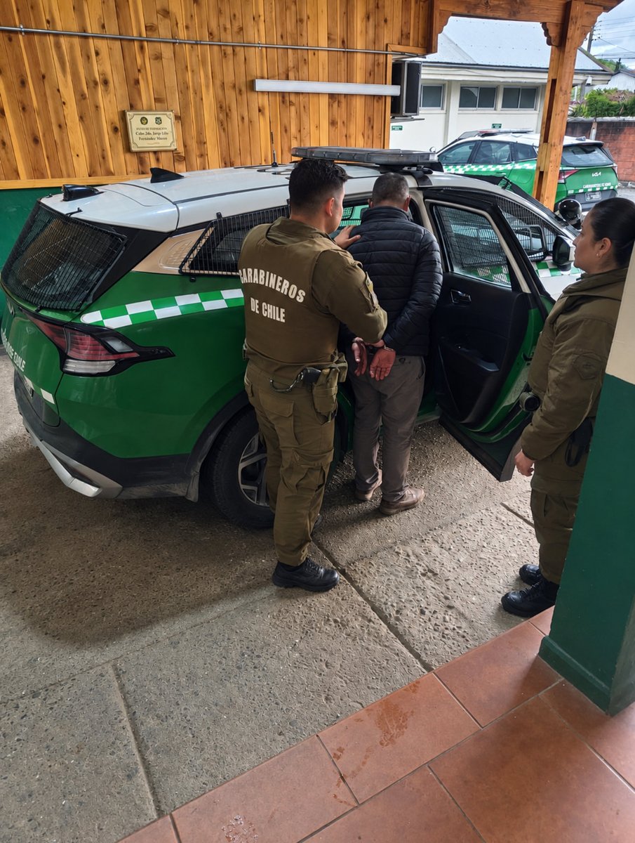 CarabLosRios's tweet photo. 🚨👮🏻♂️#Lanco: En el marco del Plan de Búsqueda de Prófugos de la Justicia, Carabineros de la Subcomisaría detuvieron durante un control vehicular a un conductor con dos órdenes vigentes por estafa y otras defraudaciones Quedó a disposición de la justicia. #OrdenYPatria https://t.co/TM2BLfxux7