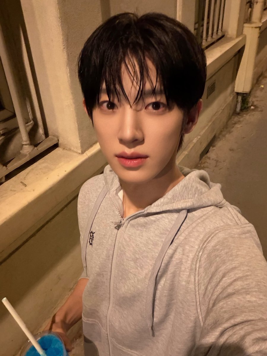 like10th's tweet photo. 샴페인보다 펀치 좋아할 나이~
#PARKSIWOO https://t.co/W7qa166zrm