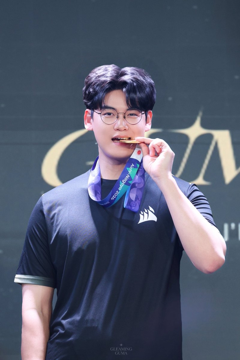 gleaming_guma's tweet photo. 261004 커세어 구마유시 FM

금메달 잘 어울린다
다시한번 금메달 축하해🥇

#GUMAYUSI #이민형 #구마유시 #HLE https://t.co/uSLrkITdDp