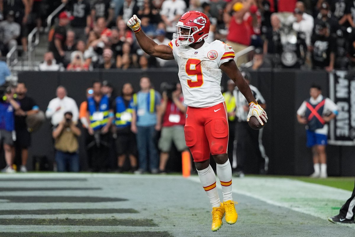 Only three undefeated teams remain:

@​49ers 
@​Vikings 
@​Chiefs 
 [📷](https://pbs.twimg.com/media/HT0xu2LaIAAKS3y.jpg) [📷](https://pbs.twimg.com/media/HT0xu