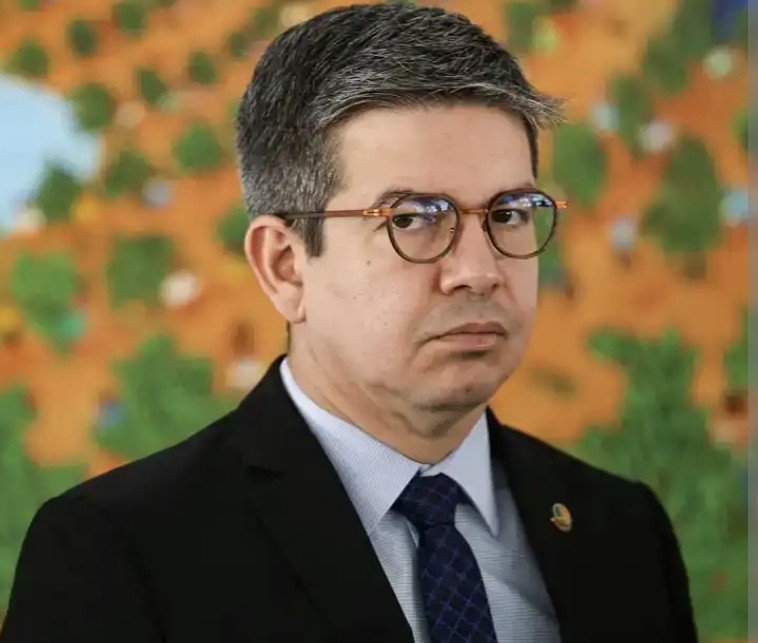 Elainnefaria1's tweet photo. Randolfe Rodrigues, DEMITIDO! 👏🤣 https://t.co/q2JhHIuj9I