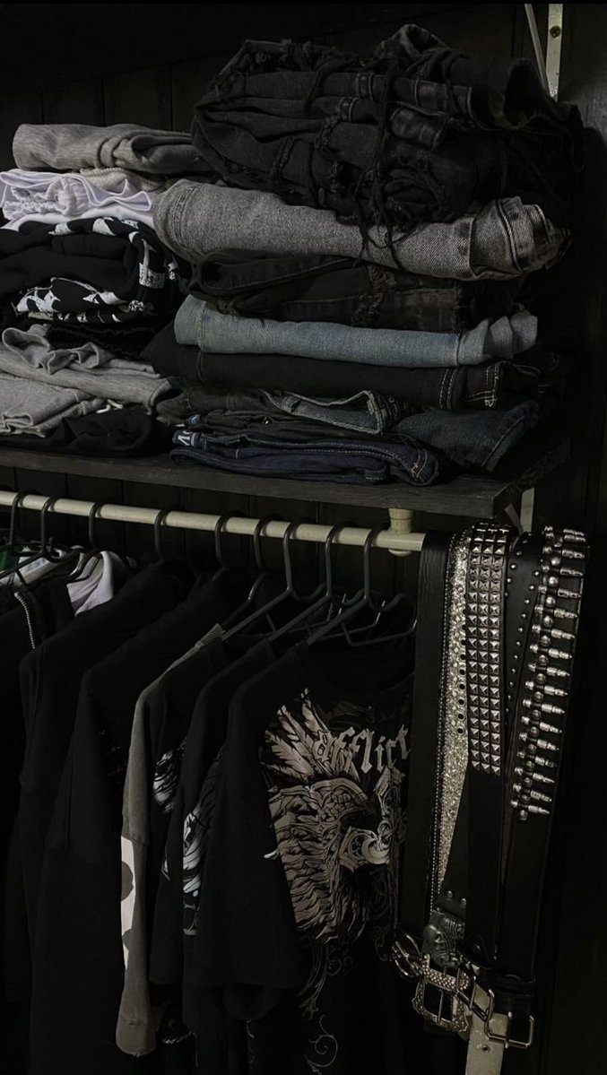 toxicya0i's tweet photo. Guys I think I need more color in my closet.. https://t.co/EbIjemZYGB