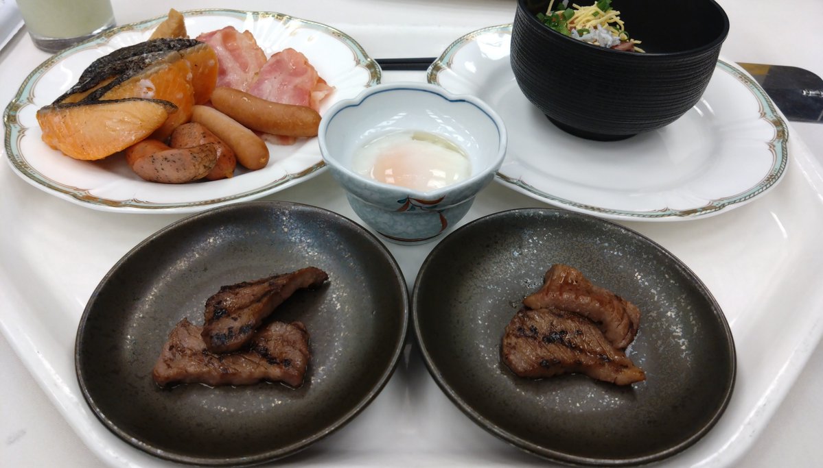 bocareha66's tweet photo. 朝食！

めっちゃ感動、牛タンあるし、鮭美味すぎるし、海鮮丼つくれるし、オムレツ、スクランブル、目玉焼き作ってくれるし、ささかま、三角揚げ、ずんだシェイクあるしで旨いものづくしでした！
満足！
オムレツの受付の方良い笑顔でした！
#宮城
#仙台
#BUMP
#ホテルモントレ仙台 https://t.co/ri6cckCRKw