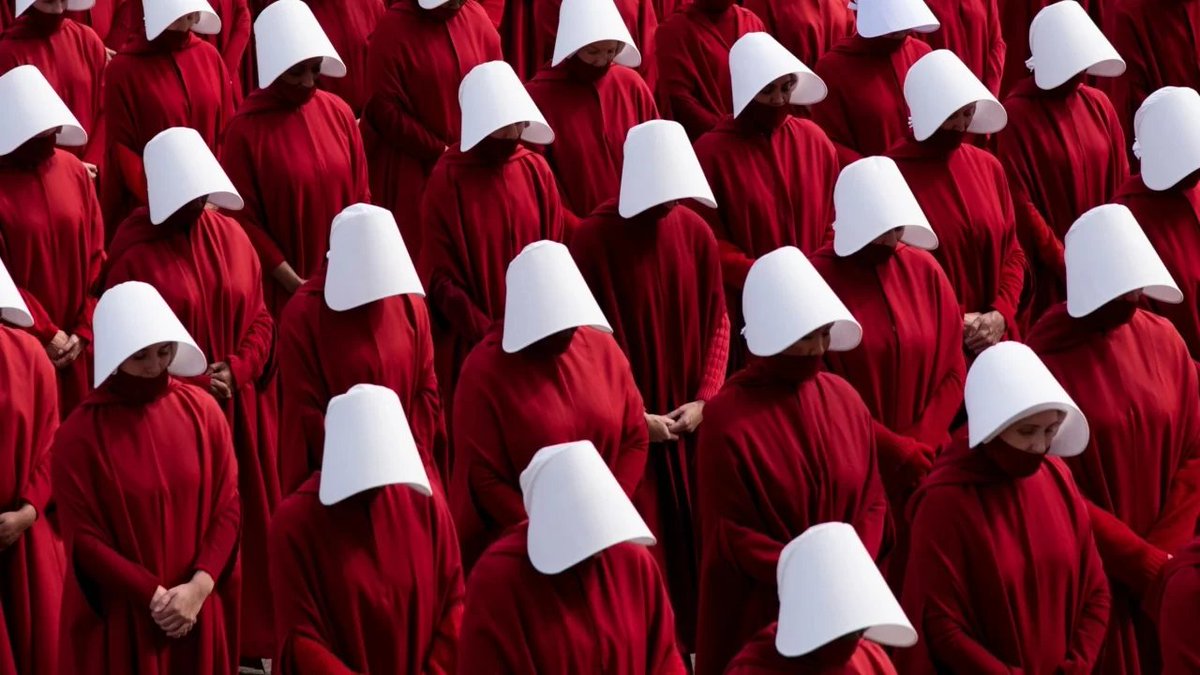 xmissswalker's tweet photo. "Primeiro, tiraram o nosso voto.
Depois, tiraram o direito ao dinheiro e às propriedades.
E então, tiraram o direito ao trabalho.
Por fim, tiraram o direito ao próprio corpo."

- O Conto da Aia https://t.co/GvDGSOps09