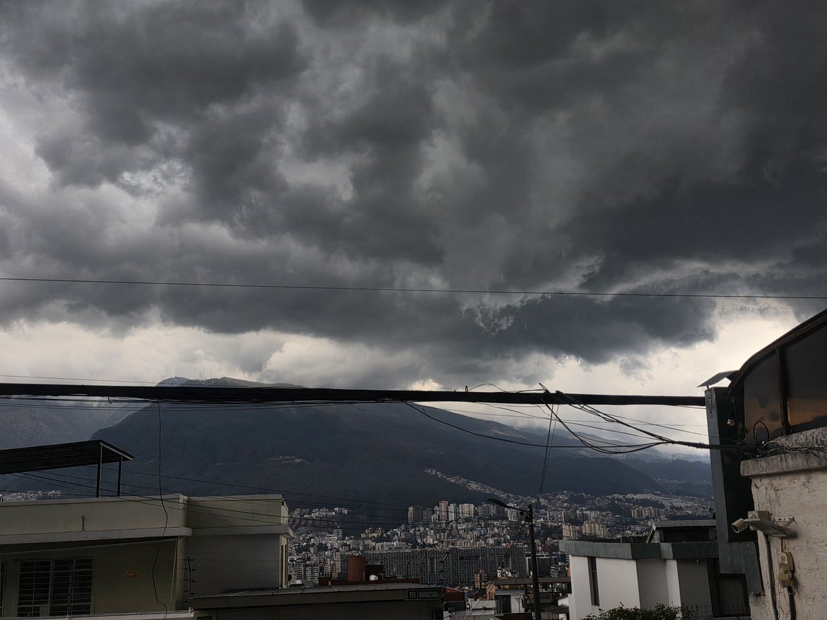 chanananas's tweet photo. Quito al medio día: vas a sentir toda la furia de la naturaleza e intentaré matarte, habitante de la ciudad 😡

Quito 4 horas después: te regalo este atardecer mejor amigo 😊 https://t.co/ETkmXSXUak