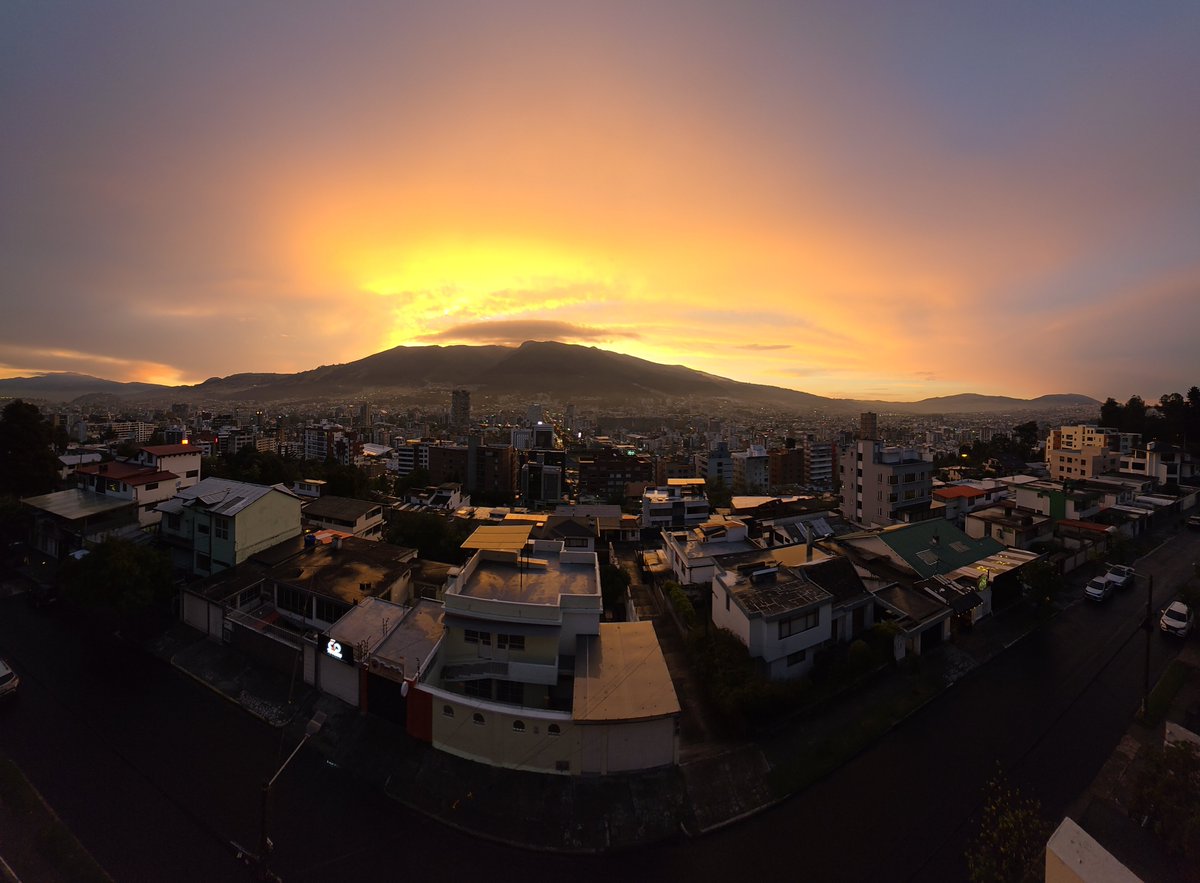 chanananas's tweet photo. Quito al medio día: vas a sentir toda la furia de la naturaleza e intentaré matarte, habitante de la ciudad 😡

Quito 4 horas después: te regalo este atardecer mejor amigo 😊 https://t.co/ETkmXSXUak