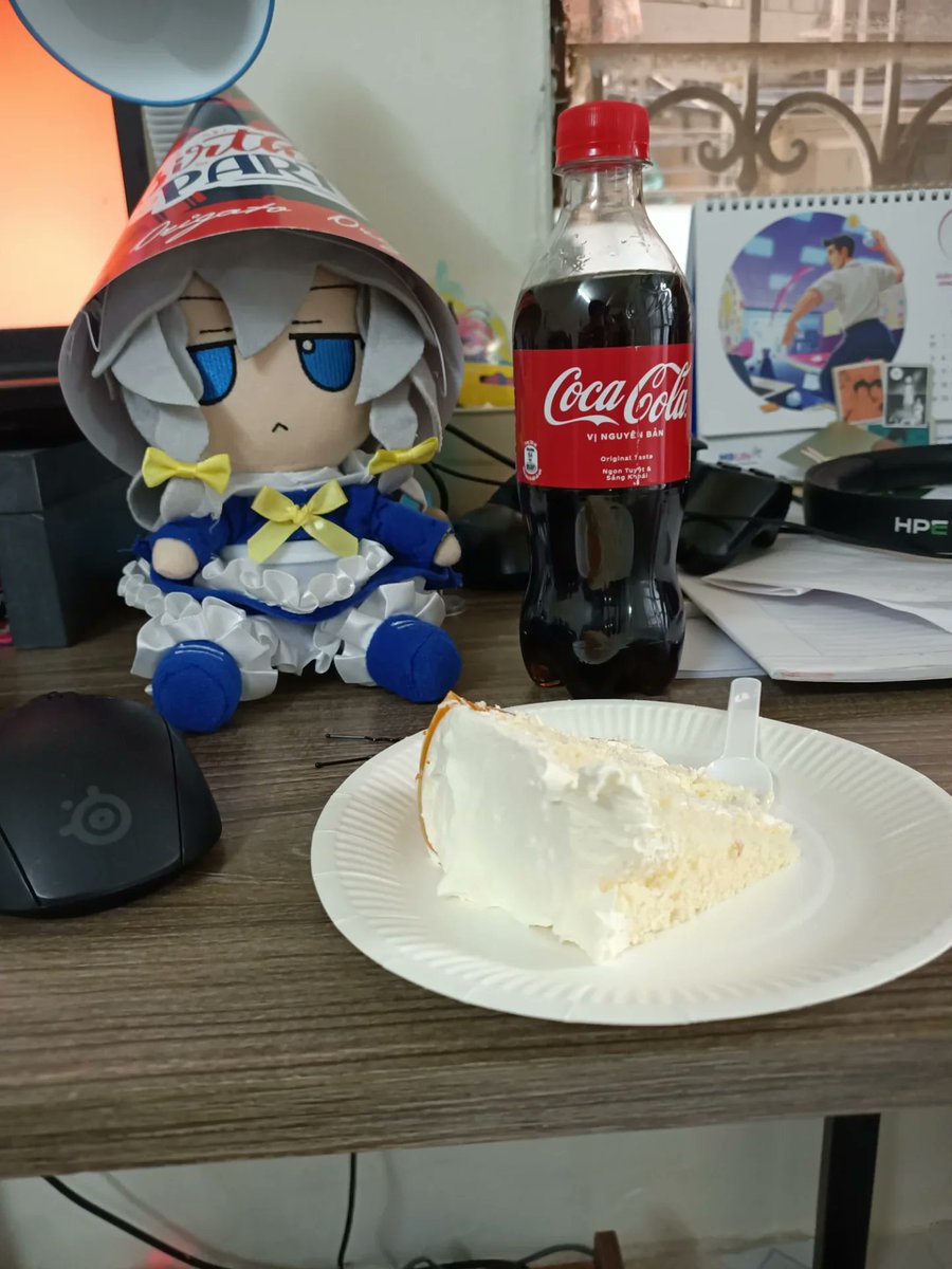 fumoshare's tweet photo. Fumo of the Day!

sukuyafumo2 just shared a new Fumo photo featuring Sakuya Izayoi (Kourindou) on https://t.co/jzjcuSMPle!

"birthday cake!"

#fumooftheday #desk #chilling #food #sweets #fumo #fumofumo #fumoposting #touhou #東方Project #ふもふも https://t.co/G6nC1X8Jfs