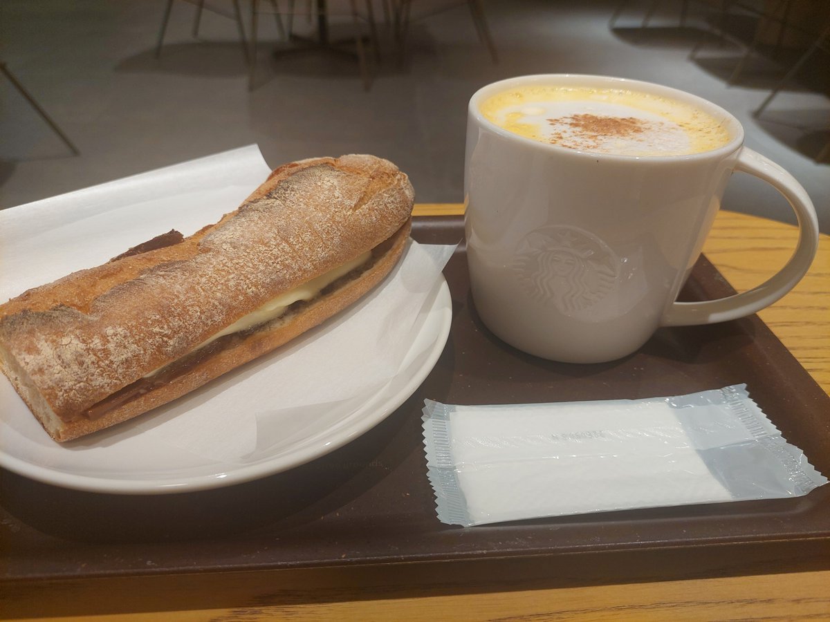 fu_chan0304's tweet photo. #パンプキンスープチーノ
#2種のチョコレートandバターバケットサンド https://t.co/Ybp9tnR8H1