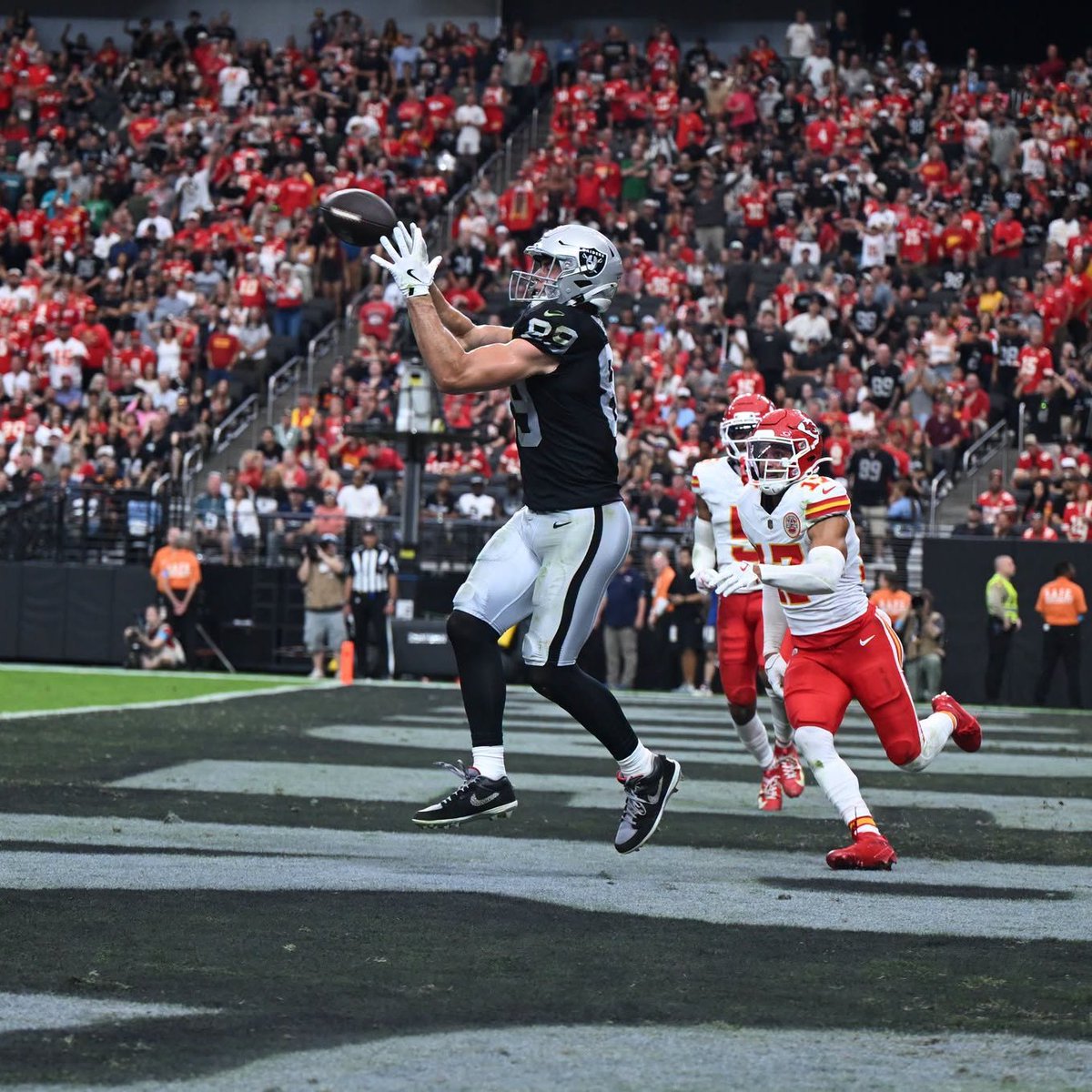 nickwalt's tweet photo. Plenty of silver (and black) linings at 3-1 🏴‍☠️

#Raiders look LEGIT, showing no quit and playing inspired football in a hard-fought 30-27 loss to the Chiefs.

The future feels bright in Las Vegas. https://t.co/pgYZk43JsU