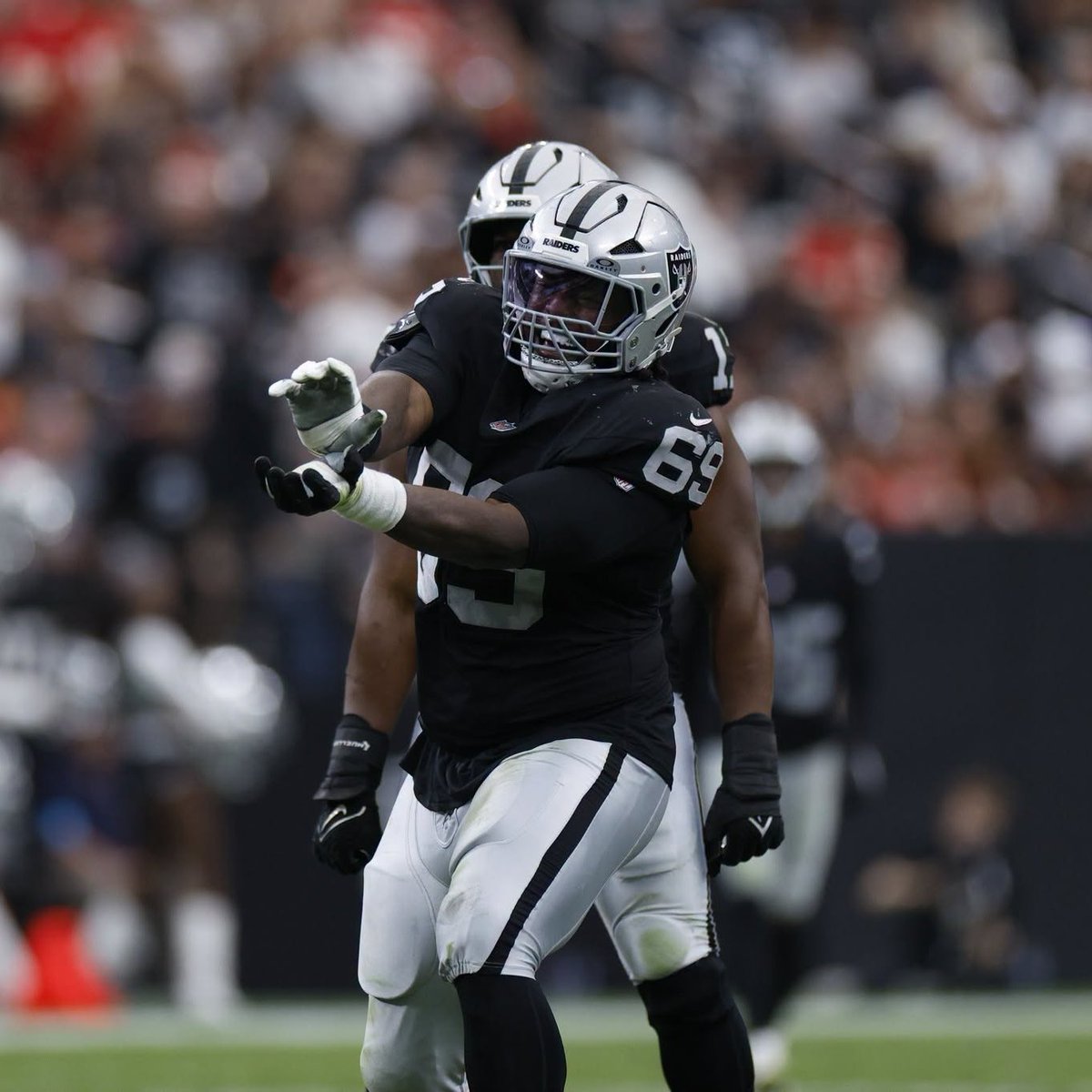 nickwalt's tweet photo. Plenty of silver (and black) linings at 3-1 🏴‍☠️

#Raiders look LEGIT, showing no quit and playing inspired football in a hard-fought 30-27 loss to the Chiefs.

The future feels bright in Las Vegas. https://t.co/pgYZk43JsU