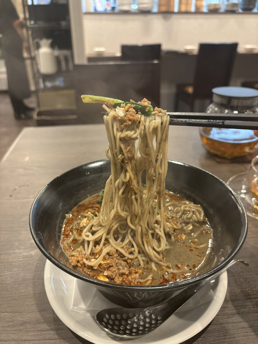 yumichanlog's tweet photo. 📍 チャイニーズレストラン ゆあさ
神保町駅から徒歩1分。
ドロっと濃厚な真っ黒のスープが印象的👀黒胡麻担々麺。
ツルンと喉��し最高な中細ストレート麺に上品で濃厚な黒胡麻スープがよく合います🙆‍♀️山椒がしっかりきいてて、旨味→辛味→痺れと変化が楽しい一杯でした🍜 #pr #神保町グルメ #神保町 https://t.co/14hEmJ8Ote