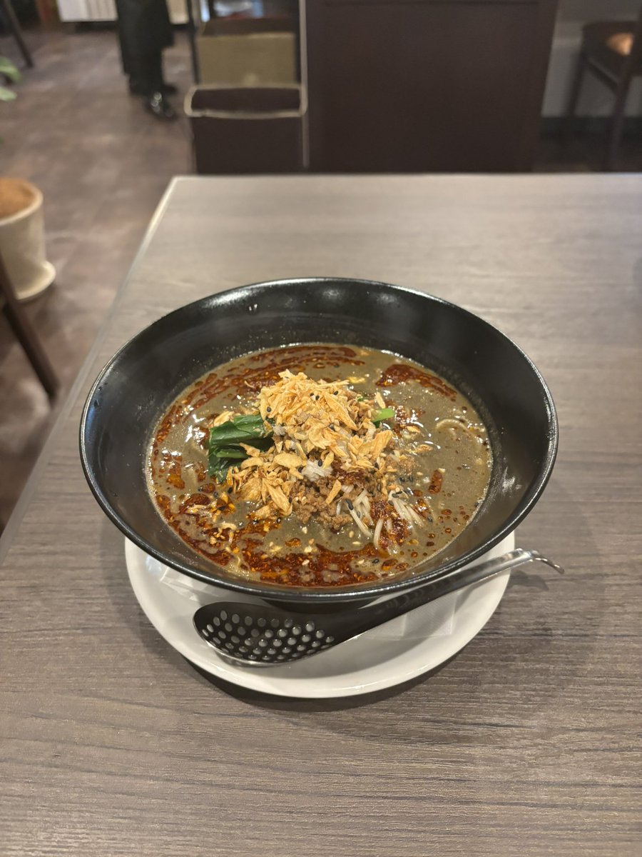 yumichanlog's tweet photo. 📍 チャイニーズレストラン ゆあさ
神保町駅から徒歩1分。
ドロっと濃厚な真っ黒のスープが印象的👀黒胡麻担々麺。
ツルンと喉��し最高な中細ストレート麺に上品で濃厚な黒胡麻スープがよく合います🙆‍♀️山椒がしっかりきいてて、旨味→辛味→痺れと変化が楽しい一杯でした🍜 #pr #神保町グルメ #神保町 https://t.co/14hEmJ8Ote