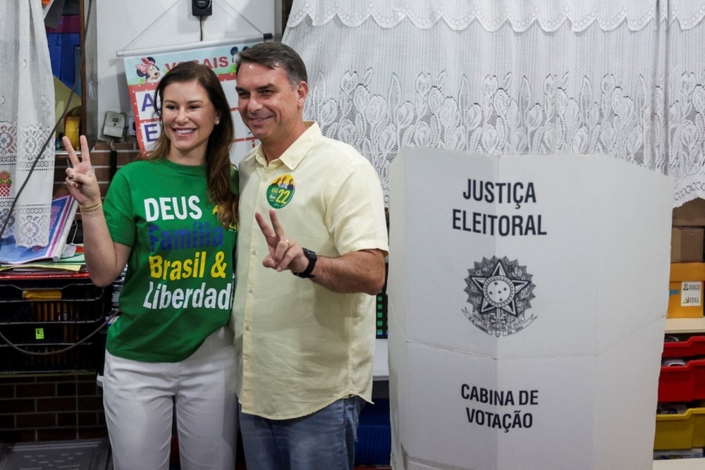 g1's tweet photo. Filho de Bolsonaro e investigado pela PF, Flávio chega ao segundo turno com o objetivo de retomar o legado da família https://t.co/Uv6NDoFbvW #apuração #eleição2026 https://t.co/IestFoQOM7