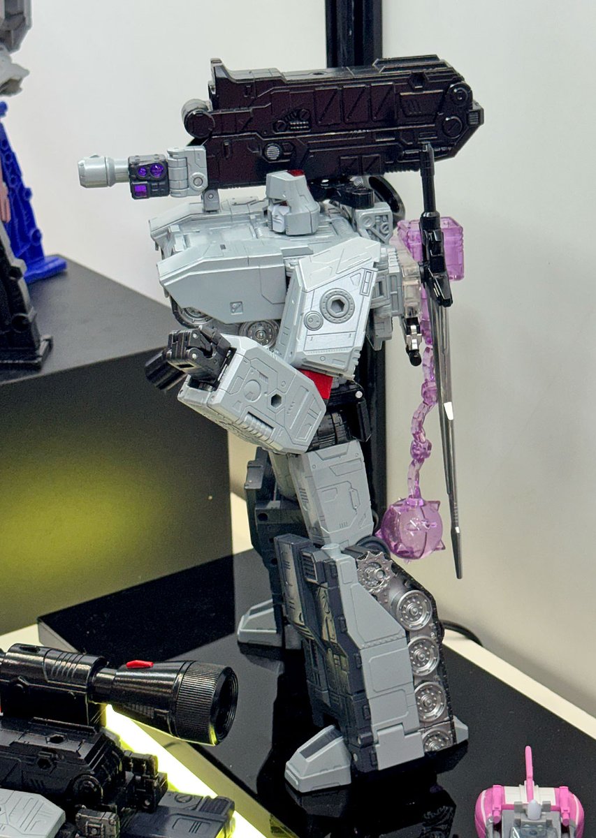 MrPadderson's tweet photo. MPG-28 メガトロンStyle Genについて、思うことがたくさんある。タカラがG2メガトロンから多くのデザイン要素を取り入れたのは興味深いし、大胆な選択だと思う。

でも……  ('' ° ⌂ ° ) https://t.co/iMxbJ5CFcJ