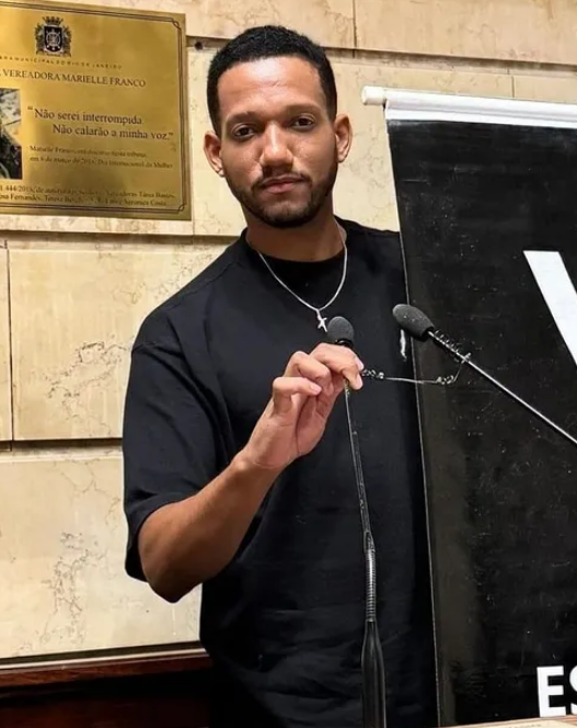 SiteJamesons's tweet photo. Em meio a um dia tão duro para a política brasileira, o Rio de Janeiro traz uma notícia que renova a esperança.

@rickazzevedo foi eleito Deputado Federal com mais de 160 mil votos.

Sua trajetória simboliza a força da participação popular na política. Ex-operador de caixa de farmácia, Rick ganhou projeção nacional ao publicar um vídeo no TikTok questionando a escala 6x1, o vídeo viralizou pelo país e jogou luz para o debate sobre o tema.

A partir dessa mobilização, fundou o Movimento Vida Além do Trabalho. Em 2024, foi eleito Vereador do Rio de Janeiro. E, agora, conquista uma cadeira na Câmara dos Deputados, levando para Brasília a voz do povo trabalhador.