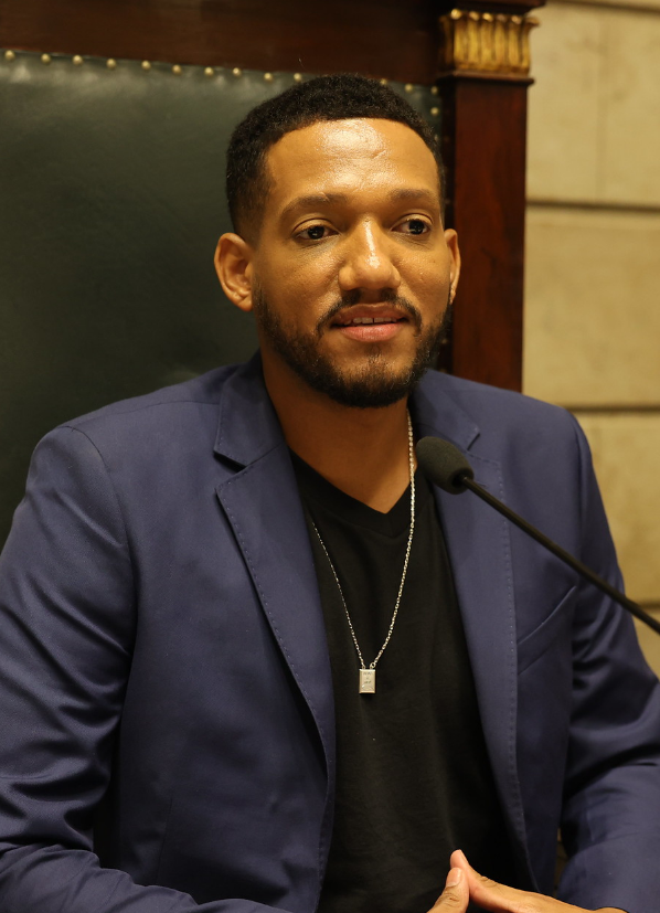 SiteJamesons's tweet photo. Em meio a um dia tão duro para a política brasileira, o Rio de Janeiro traz uma notícia que renova a esperança.

@rickazzevedo foi eleito Deputado Federal com mais de 160 mil votos.

Sua trajetória simboliza a força da participação popular na política. Ex-operador de caixa de farmácia, Rick ganhou projeção nacional ao publicar um vídeo no TikTok questionando a escala 6x1, o vídeo viralizou pelo país e jogou luz para o debate sobre o tema.

A partir dessa mobilização, fundou o Movimento Vida Além do Trabalho. Em 2024, foi eleito Vereador do Rio de Janeiro. E, agora, conquista uma cadeira na Câmara dos Deputados, levando para Brasília a voz do povo trabalhador.